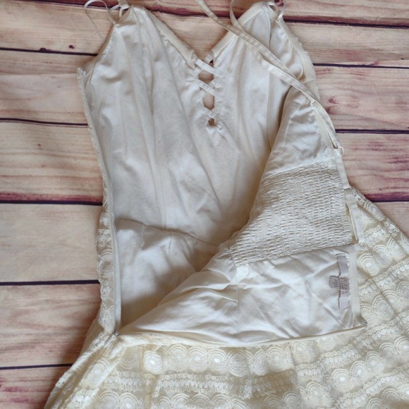 Guess LINEAR DOT LACE Fit and Flare dress Cream/Ivory SIZE 6 Bridal - Picture 3 of 5